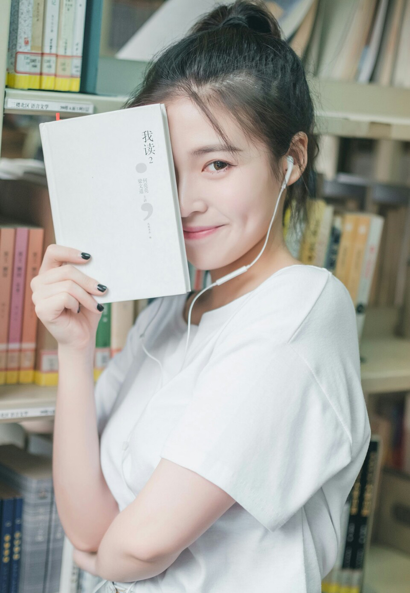 “原来如此。”伏德摇了摇头，苦笑道：“我是谁……我自己都快不记得了，我们这种人，是没有名字，只有代号，我乃夜凰卫，将军也可称我为死间，在来荆州的那一刻，就已经没有准备活着回去。”